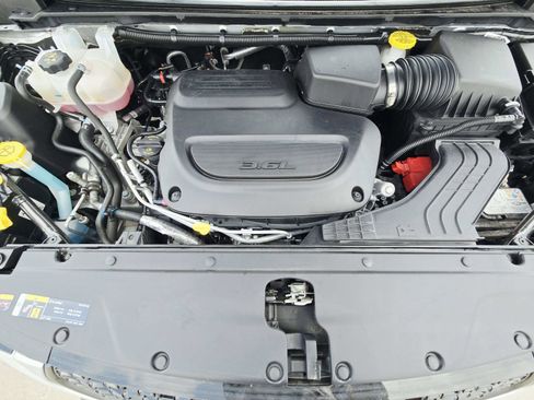 Used 2024 Chrysler Pacifica Limited w/ S Appearance Package FWD image 22