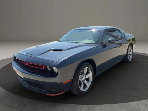 Used 2019 Dodge Challenger SXT RWD image 3