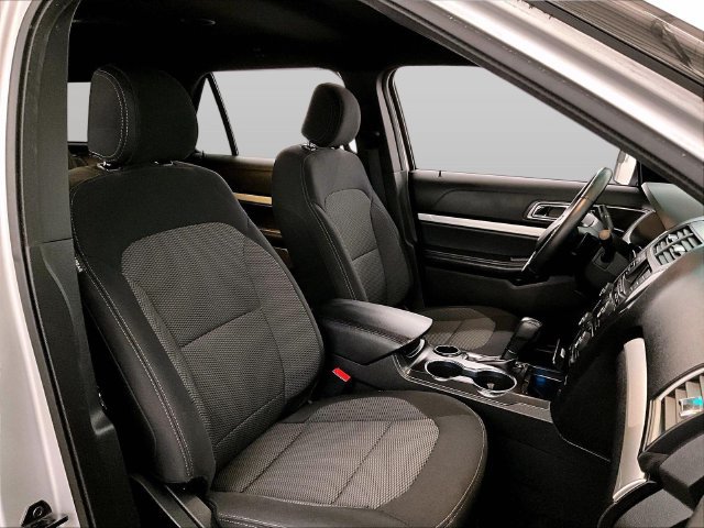 Used 2017 Ford Explorer XLT FWD image 8