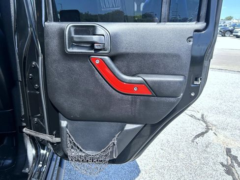 Used 2015 Jeep Wrangler Unlimited Rubicon AWD/4WD image 17