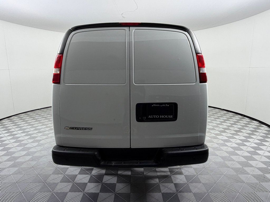 Used 2017 Chevrolet Express 3500 Extended RWD image 6