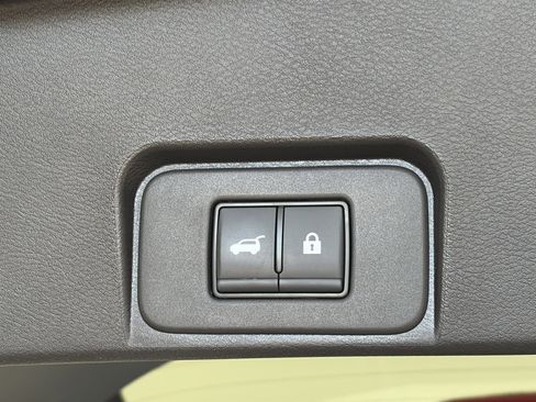 Certified 2025 Nissan Rogue SV image 15