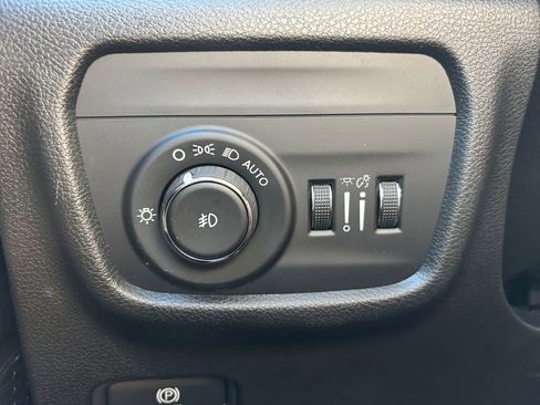 Used 2023 Jeep Grand Cherokee Limited w/ Black Appearance Package image 22