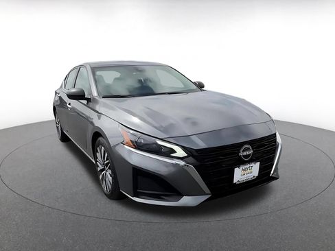 Used 2025 Nissan Altima 2.5 SV FWD image 3