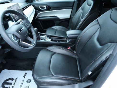 Used 2024 Jeep Compass Limited image 5