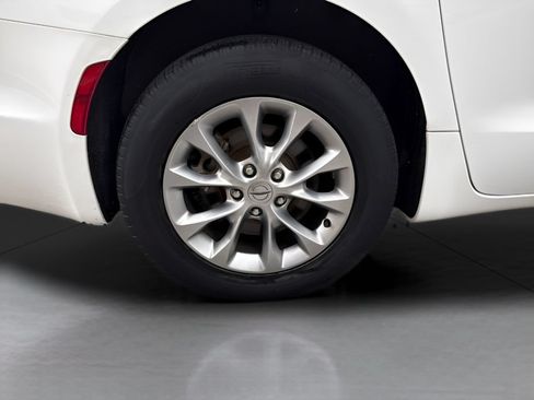 Used 2023 Chrysler Pacifica Touring-L AWD/4WD image 15