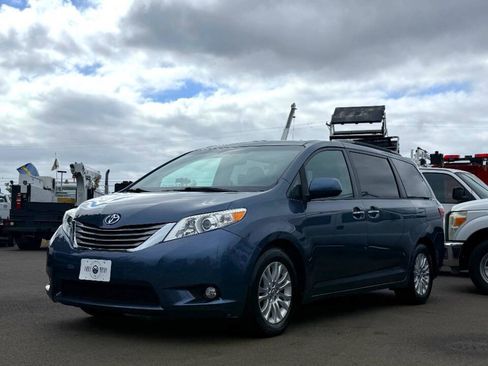 Used 2016 Toyota Sienna XLE FWD image 28