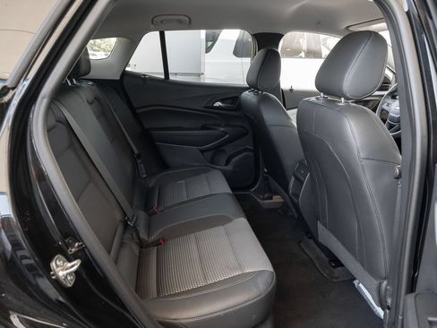 Used 2025 Chevrolet Trax LT FWD image 37