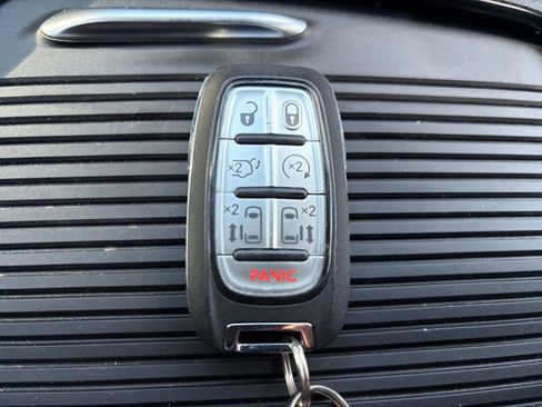 Used 2025 Chrysler Pacifica Limited image 22