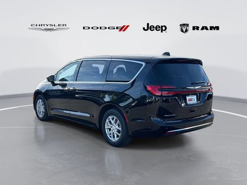 New 2026 Chrysler Pacifica Select image 4