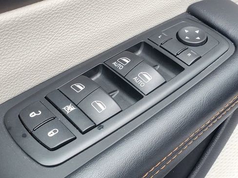 Used 2017 Chrysler Pacifica Touring image 14