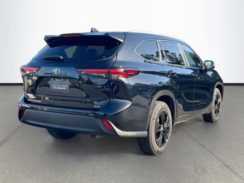 Used 2024 Toyota Highlander XLE FWD image 7