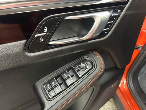 Used 2023 Porsche Macan w/ Premium Package Plus image 19