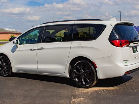 Used 2020 Chrysler Pacifica Touring-L Plus w/ S Appearance Package FWD image 6