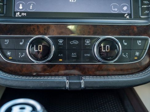 Used 2018 Bentley Bentayga Activity image 24