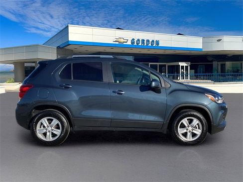 Used 2022 Chevrolet Trax LT w/ LT Convenience Package image 5