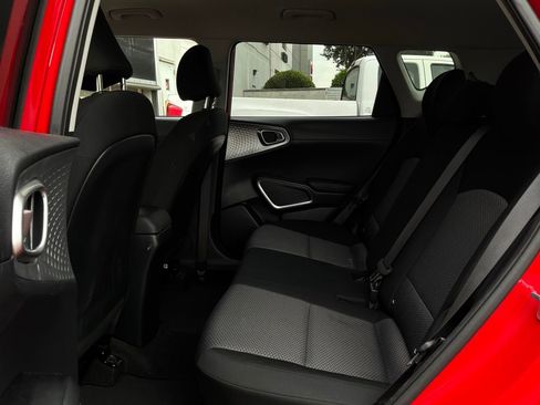 Used 2025 Kia Soul LX w/ LX Technology Package FWD image 10