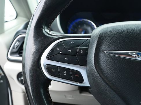 Used 2020 Chrysler Pacifica Touring-L FWD image 12