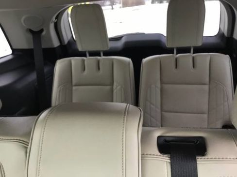 Used 2017 Ford Explorer Platinum image 11