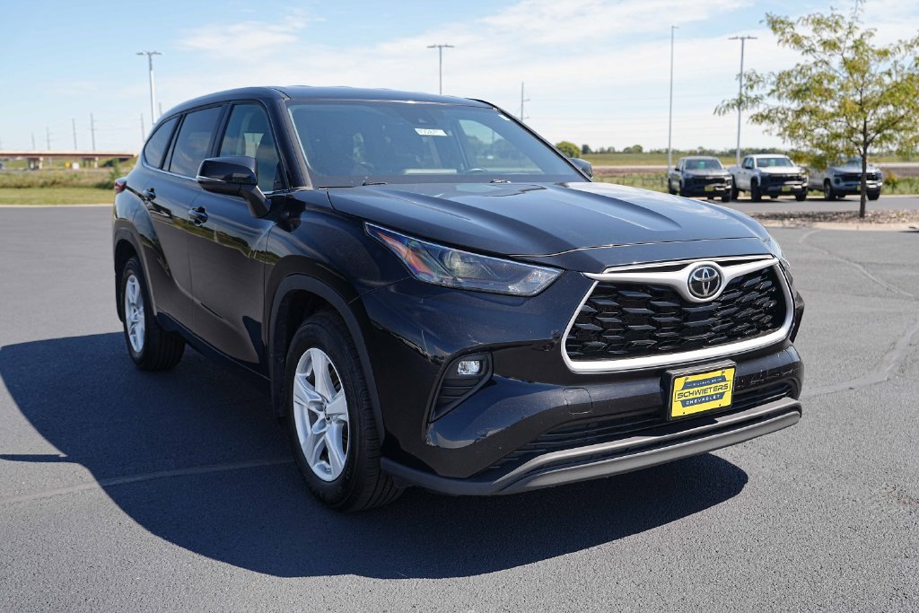 Used 2023 Toyota Highlander LE AWD/4WD image 5