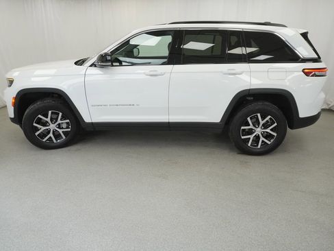 Used 2025 Jeep Grand Cherokee Limited AWD/4WD image 16