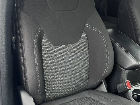 Used 2019 Jeep Cherokee Latitude w/ Popular Appearance Group FWD image 23