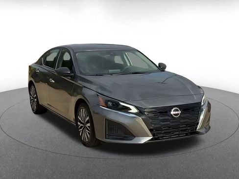 Used 2025 Nissan Altima 2.5 SV FWD image 3