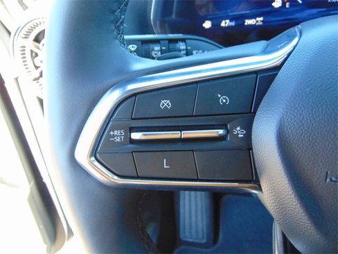 Used 2025 Chevrolet Equinox LT w/ Safety and Technology Package image 18