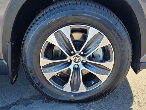Used 2024 Toyota Highlander XLE image 8