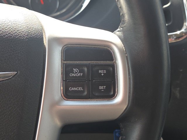 Used 2016 Chrysler Town & Country Touring FWD image 40