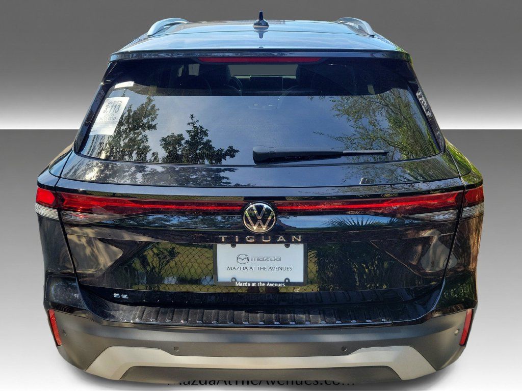 Used 2025 Volkswagen Tiguan SE FWD image 22