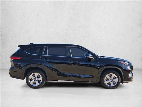 Used 2023 Toyota Highlander LE FWD image 4