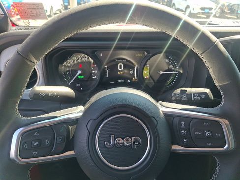 Used 2025 Jeep Wrangler Unlimited Sahara w/ Safety Group AWD/4WD image 18
