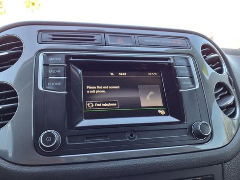 Used 2016 Volkswagen Tiguan S image 6