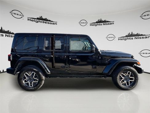 Used 2025 Jeep Wrangler Sahara image 5
