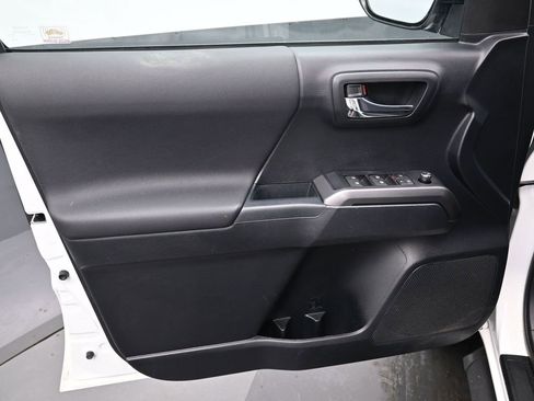 Used 2018 Toyota Tacoma TRD Sport image 10