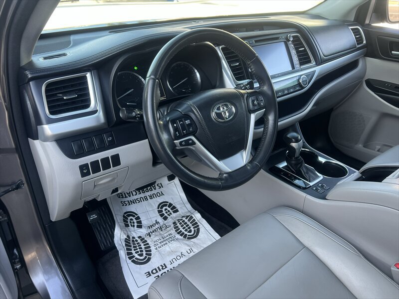 Used 2014 Toyota Highlander XLE FWD image 29