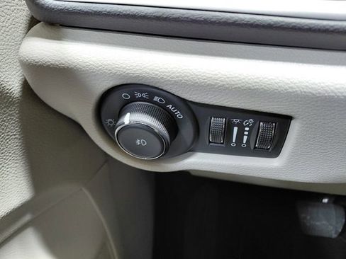 Used 2024 Chrysler Pacifica Touring-L image 40