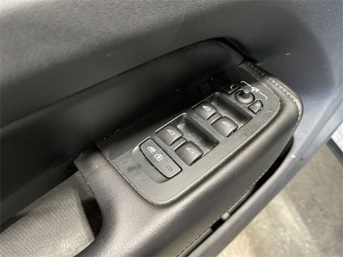 Used 2023 Volvo XC60 B5 Plus image 19