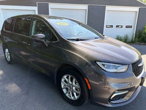 Used 2023 Chrysler Pacifica Touring-L FWD image 5