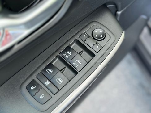 Used 2022 Jeep Cherokee Limited image 11