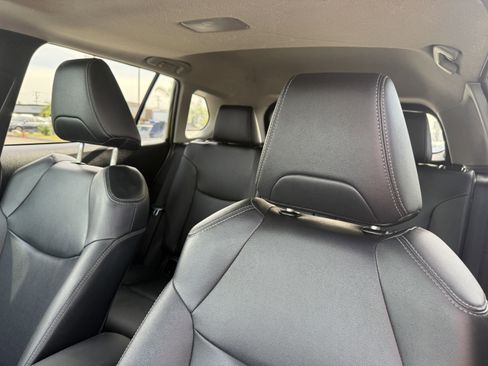 Used 2022 Toyota Corolla Cross XLE w/ Convenience Package image 16