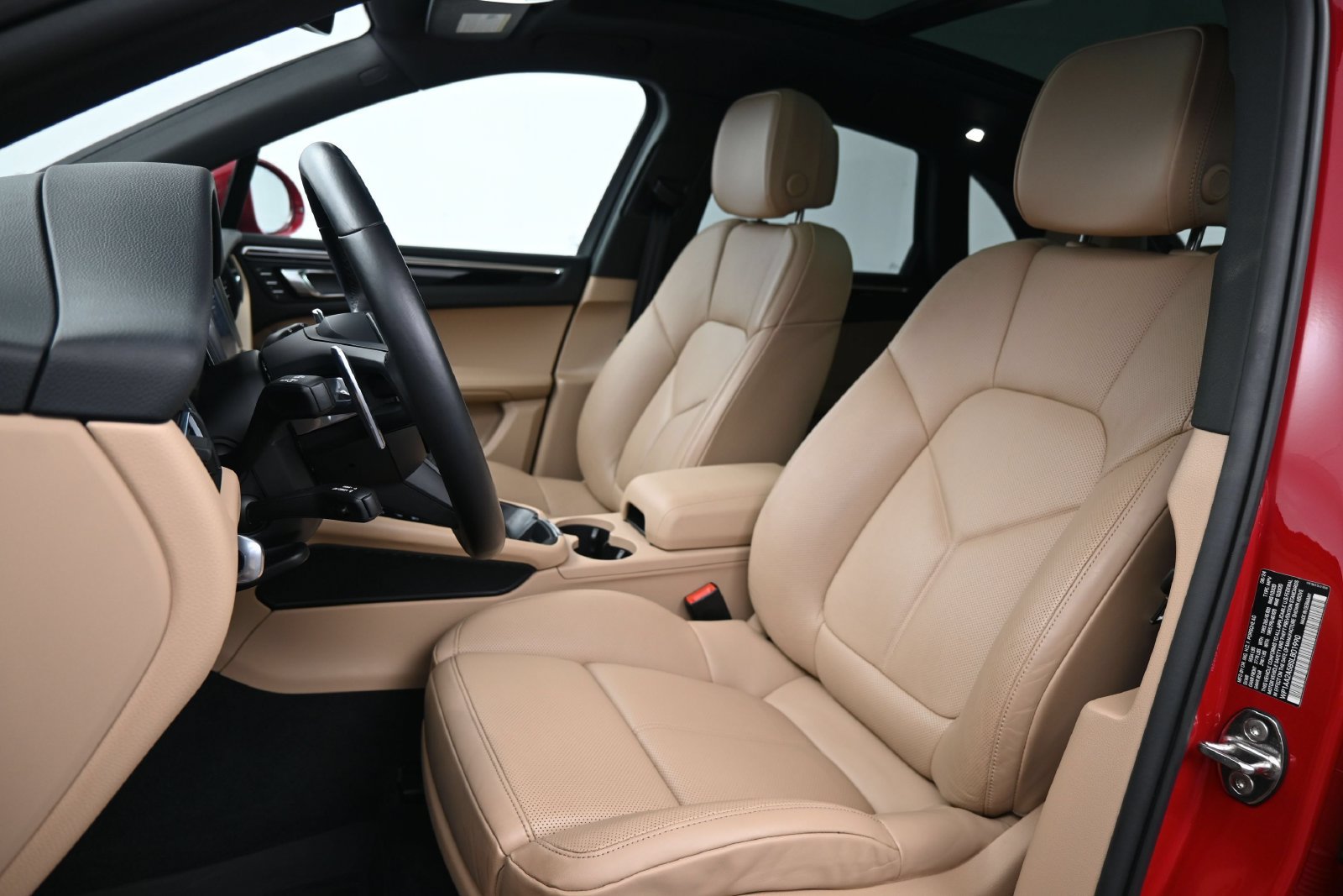 Certified 2025 Porsche Macan AWD/4WD image 5