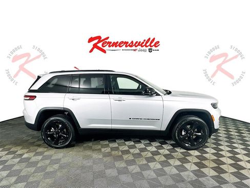 New 2025 Jeep Grand Cherokee Altitude image 8