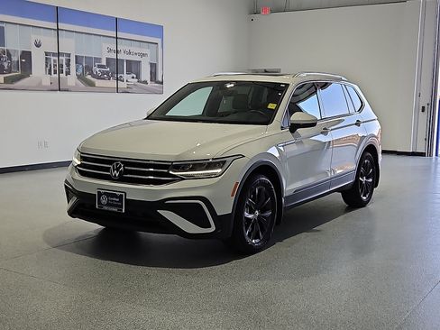 Used 2024 Volkswagen Tiguan SE w/ Panoramic Sunroof Package AWD/4WD image 4
