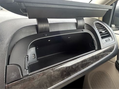 Used 2016 Chrysler Town & Country Touring-L FWD image 48