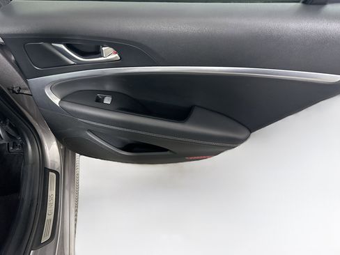 Used 2025 Genesis G70 2.5T image 28