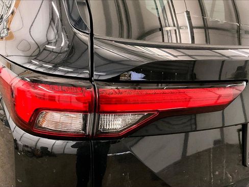 Used 2023 Mitsubishi Outlander SE Black Edition image 28