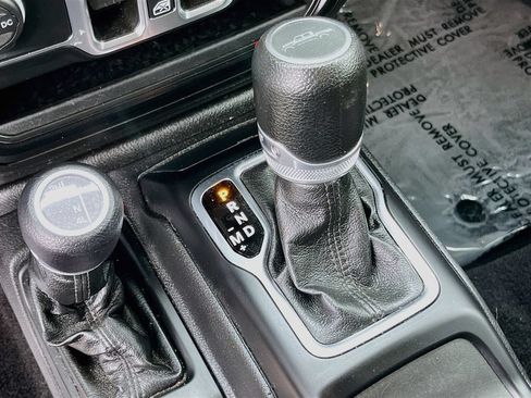 Used 2023 Jeep Gladiator Sport AWD/4WD image 16