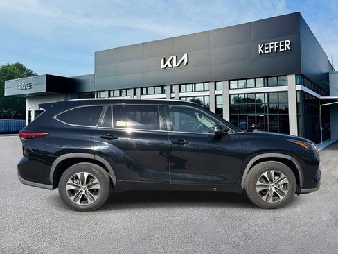 Used 2020 Toyota Highlander XLE image 9